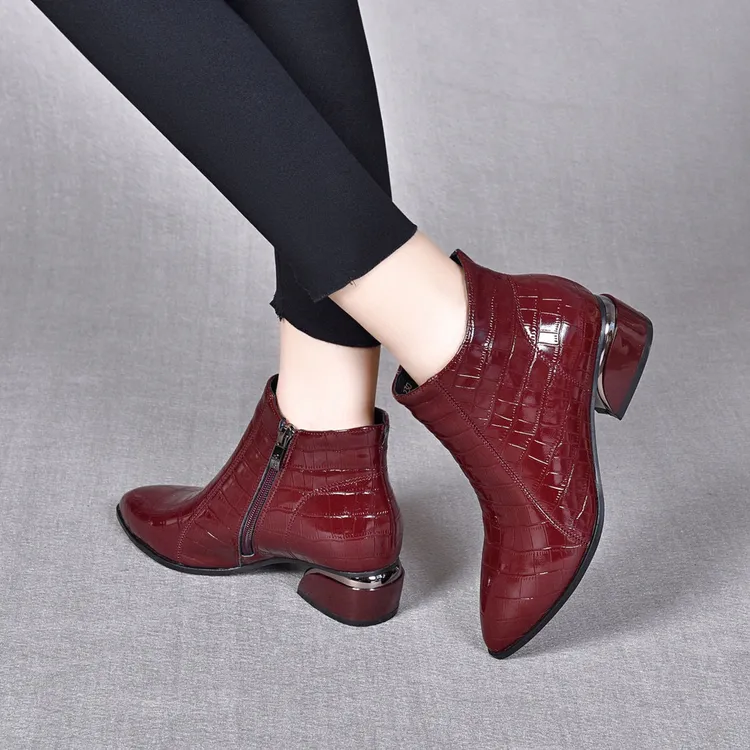 真皮短靴女压花牛漆皮单靴尖头低跟马丁靴英伦粗跟踝靴皮鞋小靴子