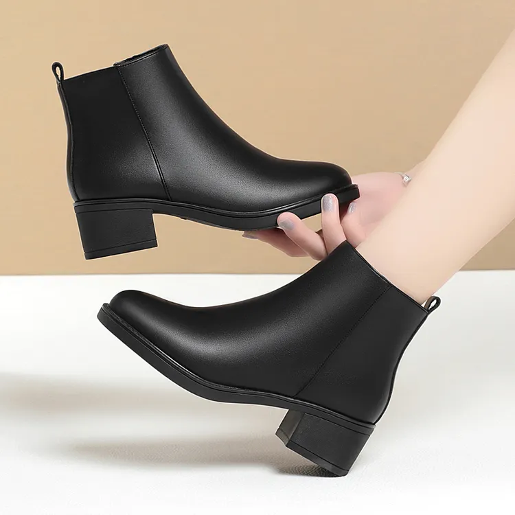 冬季新款软皮短靴女马丁靴中跟女靴加绒加厚平底英伦风妈妈女棉鞋