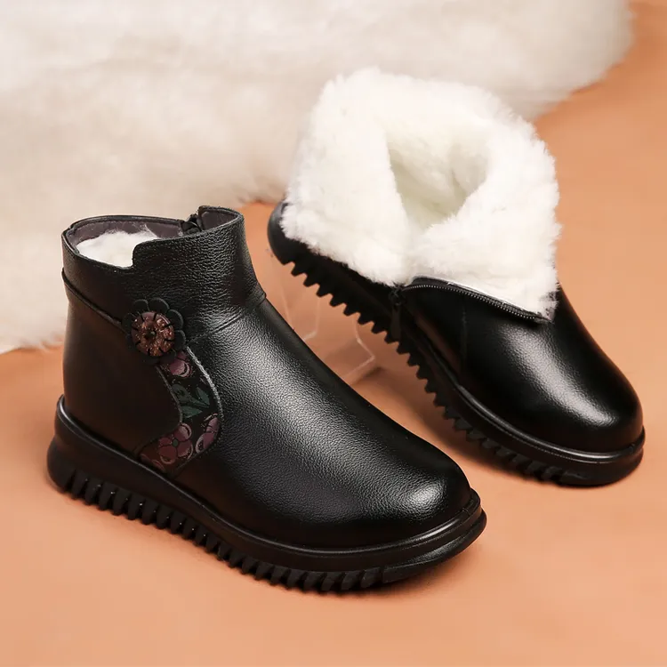 妈妈棉鞋冬季加绒羊毛保暖真皮中老年女鞋软底防滑奶奶短靴大码43