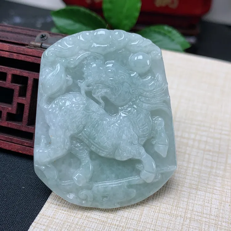 缅甸纯天然翡翠A货玉佩玉器玉牌吊坠麒麟献瑞雕刻仿古飘绿巧雕
