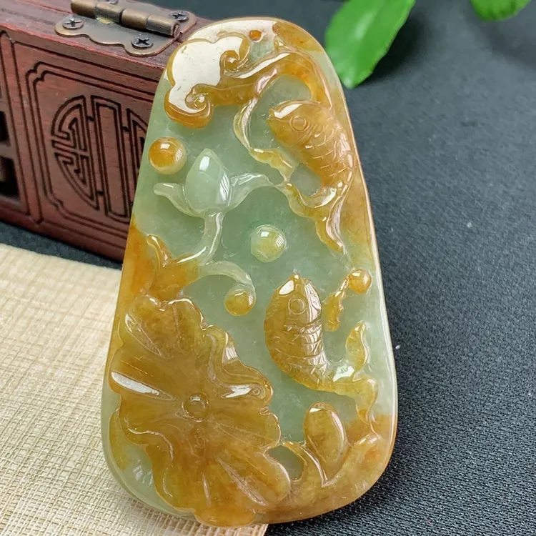 缅甸纯天然翡翠A货玉佩玉器老坑冰种飘花黄翡荷叶鱼吊坠巧雕俏色