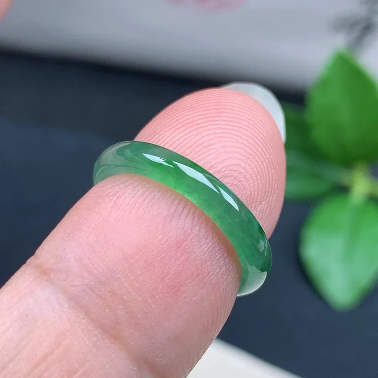 内径14.7戒指环小圈口纯天然a货翡翠老坑料冰阳绿色飘花素边尾戒