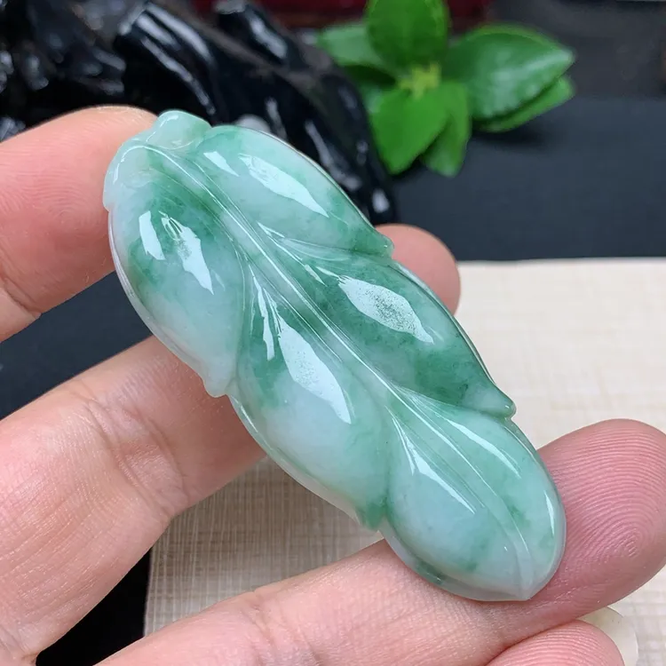 缅甸天然翡翠A货老种玉佩玉器玉牌满绿色大片玉叶大业有成吊坠