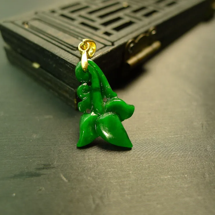 #F163满色辣绿天然A货翡翠雕花锁骨吊坠