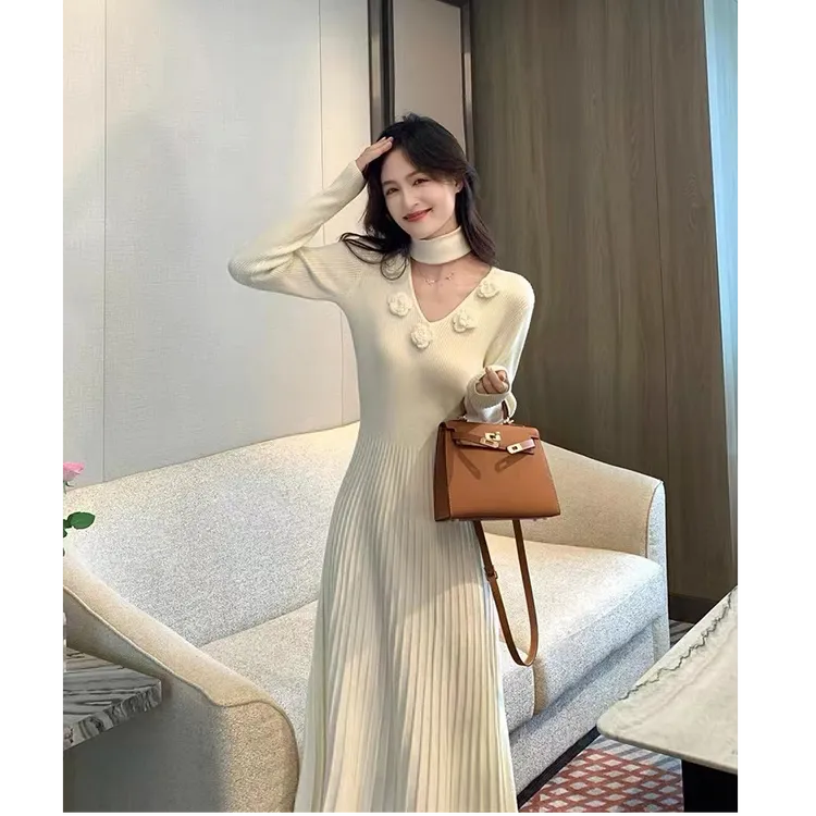 秋冬新款法式女神花朵v领肌理感围脖针织连衣裙女秋高级打底A字裙