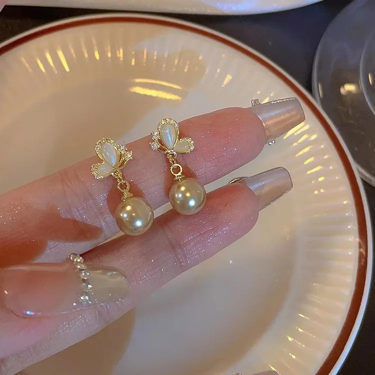 蝴蝶仿珍珠耳钉气质高级感小众设计时尚百搭火爆款独特耳环女4573