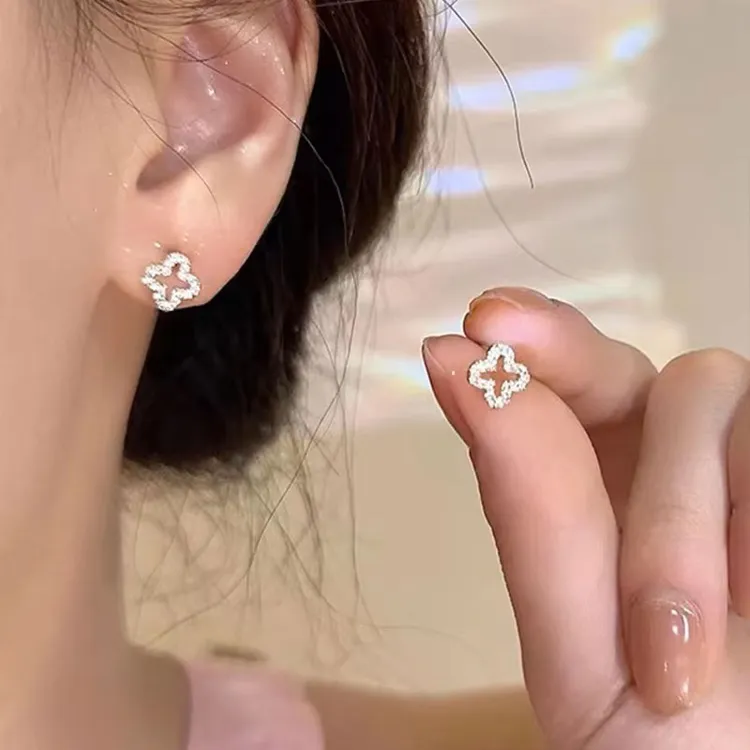小巧精致四叶草设计洋气耳钉2025爆款小众高级银针耳环女耳饰1302