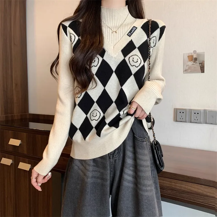 200斤大码女装假两件半高领毛衣女秋冬宽松显瘦黑白菱格针织打底