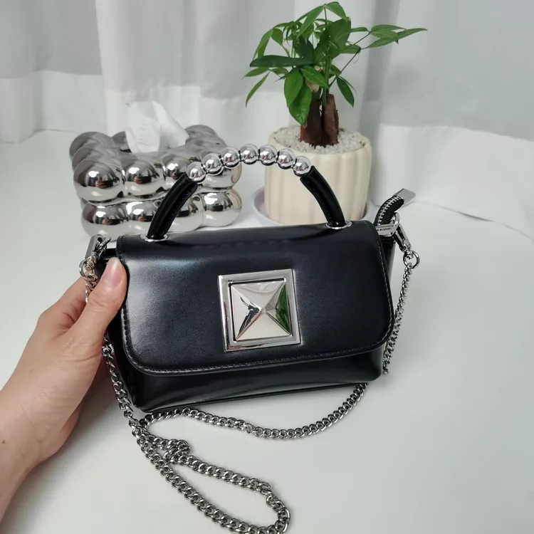 时尚洋气手提包包2024新款迷你斜跨小包包小众设计感链条小方包