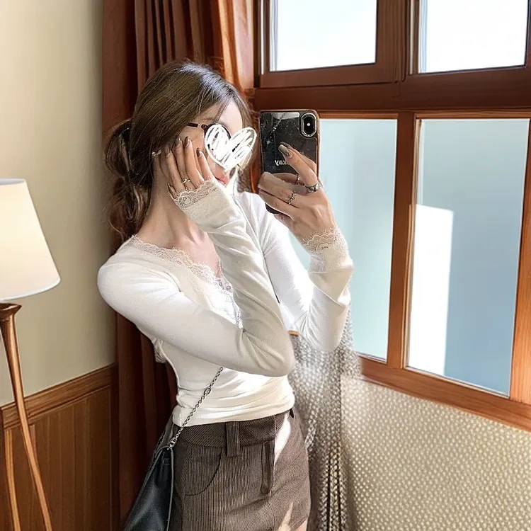 2026秋冬白色V领洋气纯欲感蕾丝拼接紧身显瘦内搭弹力长袖打底女。