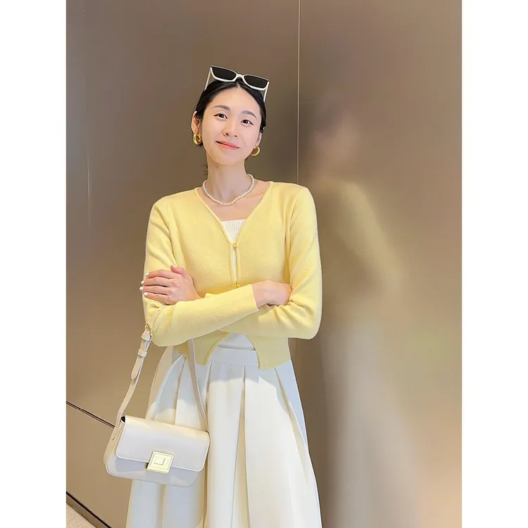 温柔奶黄色针织开衫女春秋显瘦洋气鹅黄色初秋叠穿薄款毛衣短外套