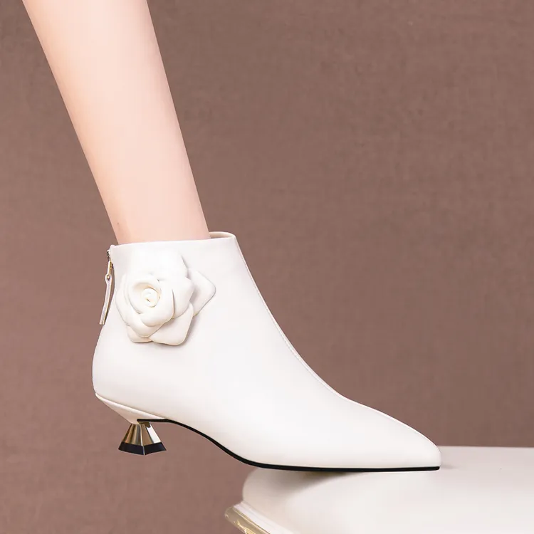 2025秋冬季新款真皮米白色尖头短靴低跟花朵加绒短筒及踝靴马丁靴