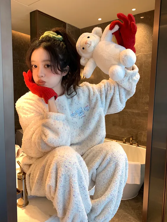 秋冬新款圆领卡通珊瑚绒甜美睡衣女生加厚保暖亲肤外穿家居服套装