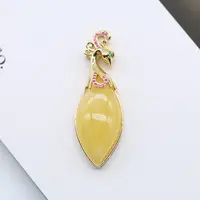 俄罗斯琥珀凤眼白花鸡油黄蜜蜡吊坠女款时尚灵动孔雀款925银镶嵌