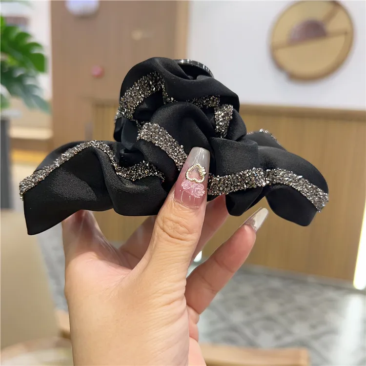 法式高级感缎面钻钻褶皱抓夹后脑勺盘发鲨鱼发夹2024新款简约头饰