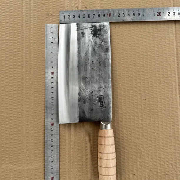英花村手工锻打斩切菜刀鸡鸭鱼排骨，不可以砍大骨头。圆手柄已开刃