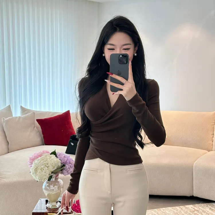 迈沃格纯欲风辣妹长袖上衣女新款修身时尚显瘦褶皱设计V领打底衫