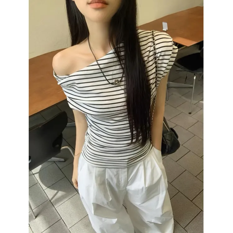 迈沃格设计感斜肩短袖T恤女夏季辣妹修身显瘦别致露肩条纹上衣