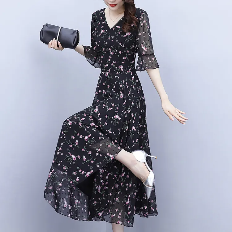 黑色小雏菊碎花长款连衣裙女2025夏新款大摆V领波西米亚沙滩长裙
