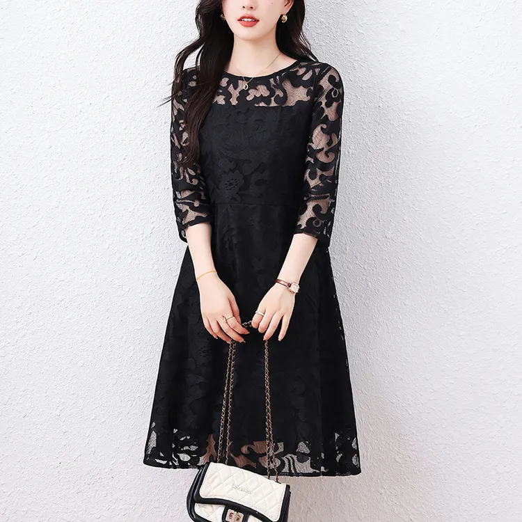 大码女装赫本风黑色蕾丝镂空拼接连衣裙2024秋季新款七分袖名媛风