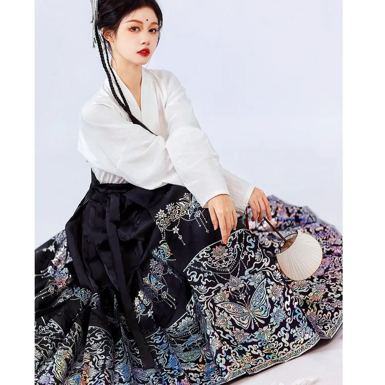 玉琼楼原创设计【蝶舞花间】螺钿幻彩明制传统马面裙日常百搭通勤款