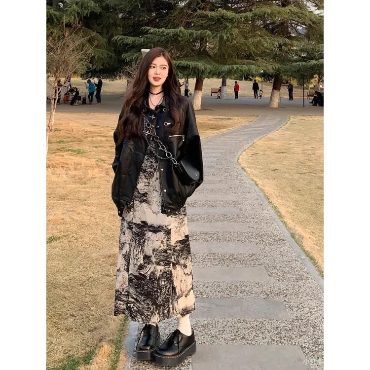 【现货】秋季穿搭2025新款复古宽松皮衣外套中式水墨印花吊带裙套装