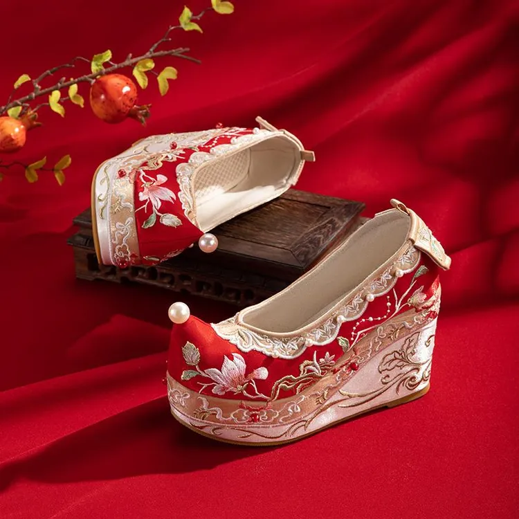 古风汉服婚鞋女红色坡跟珍珠高跟新娘鞋民族风绣花中式婚礼秀禾鞋