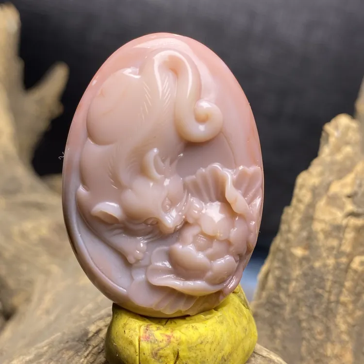 玉缘斋DZ 0703纯天然南红玛瑙粉色雕刻猫蝶。尺寸39.3x27.9x12.3