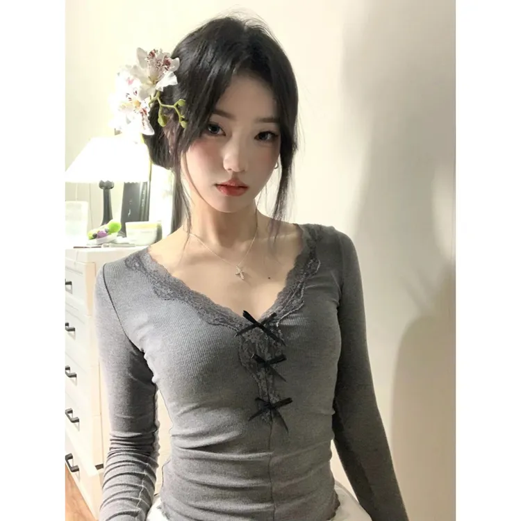 纯欲灰色蝴蝶结蕾丝V领长袖T恤女早秋设计感修身甜辣chic打底上衣