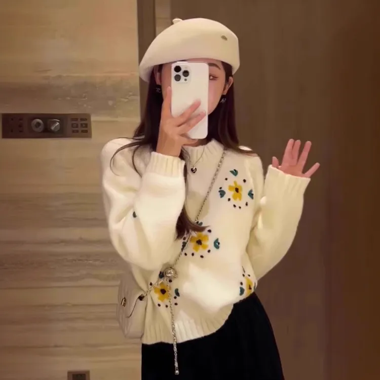 品质短款圆领毛衣女装2024年秋冬新款加厚绣花洋气针织打底衫上衣