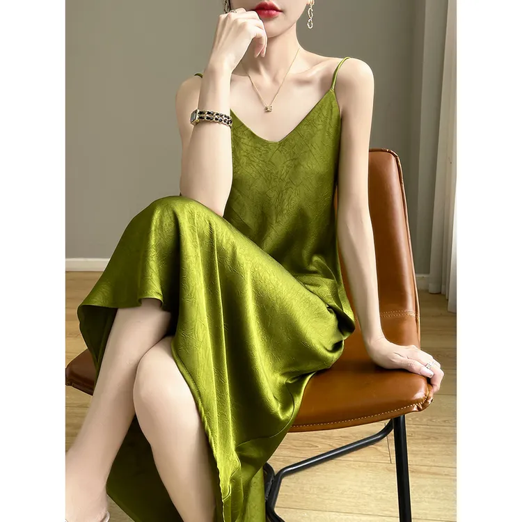 新款醋酸缎面吊带连衣裙女纹理褶皱提花长裙气质色打底宽松连衣裙