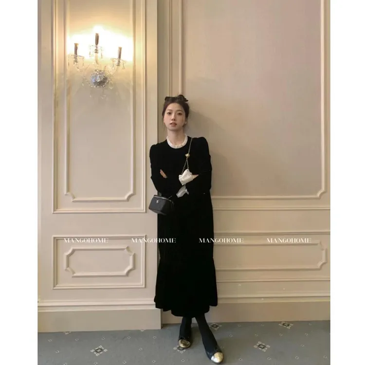 T01木耳边领拼接赫本风小黑裙法式简约设计感金丝绒连衣裙2024年