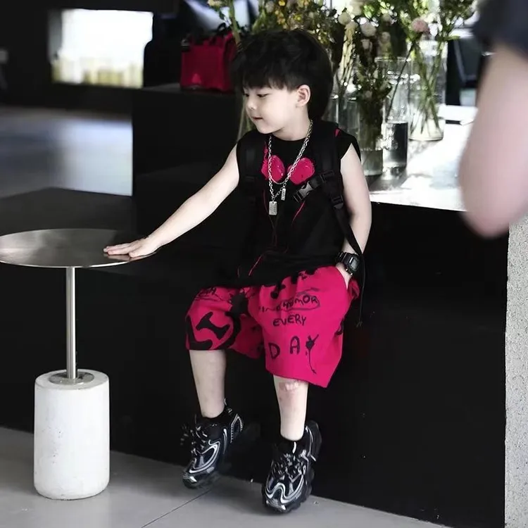 宝宝夏装套装2024新款儿童韩版痞帅炸街背心火龙果色字母洋气短裤