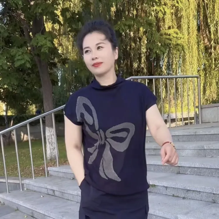 早秋新款时尚简约半高领蝴蝶图案短袖衫