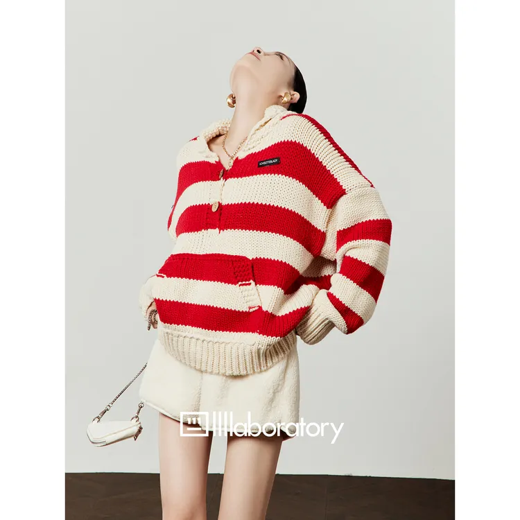 「出品」红色毛衣女2025秋季新款V领连帽撞色慵懒针织上衣