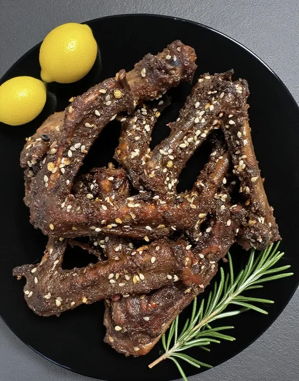 包小豆家甜辣干煸鸭翅，氮气锁鲜。（盒子里面是冲的氮气，不是鼓包）