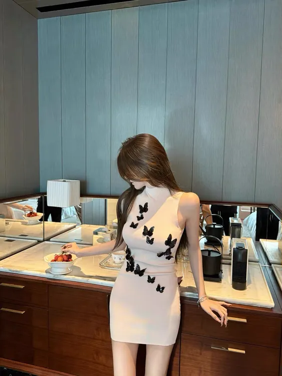 重工立体亮片蝴蝶设计连衣裙女夏季时尚收腰显瘦立领针织包臀裙