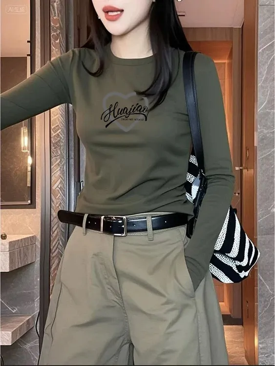 微胖正肩军绿色搭工装裤上衣秋季新款内搭显瘦长袖打底女士棉t恤