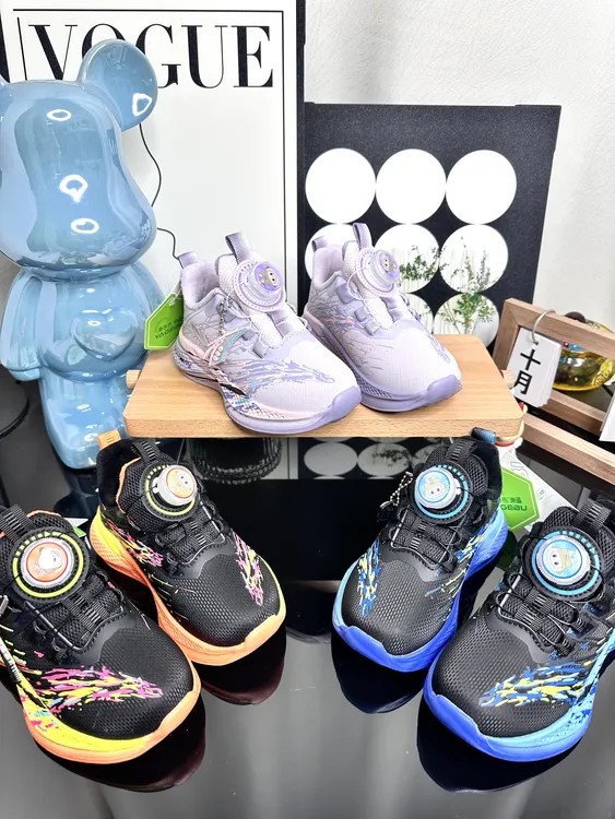 2025冬季新款酷炫个性旋转纽扣闪灯拨冗男童女童运动鞋鞋子棉鞋