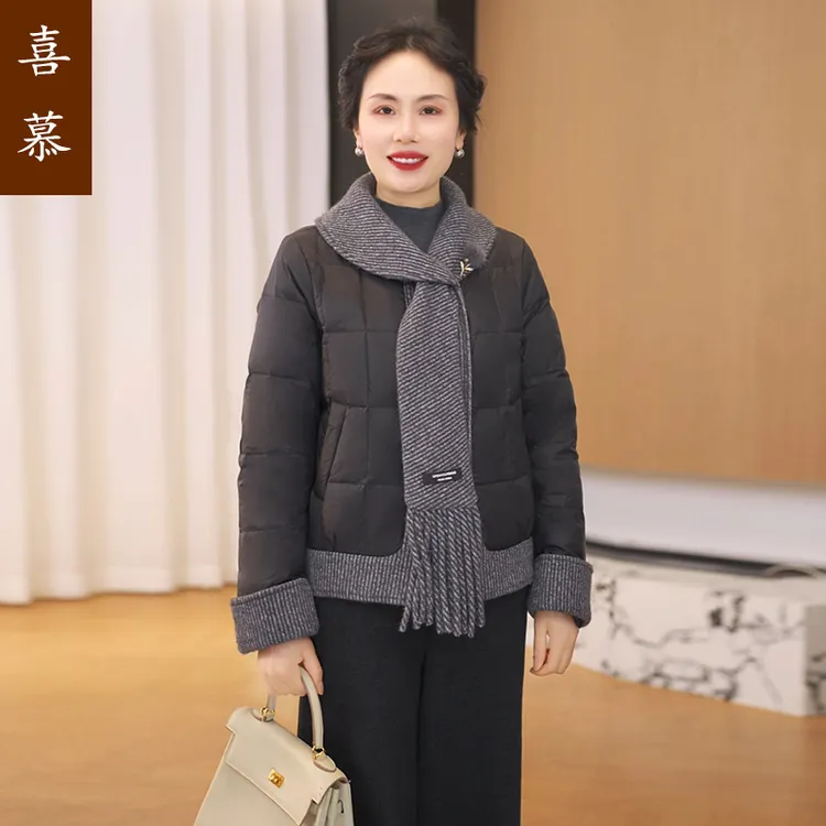 妈妈装秋冬装保暖加厚羽丝棉外套中老年女翻领围巾时尚短款外套