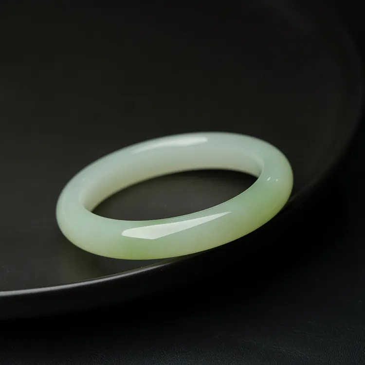 和田玉晴水手镯 天然淡绿细腻百搭 玉质紧致光滑 温润气质款