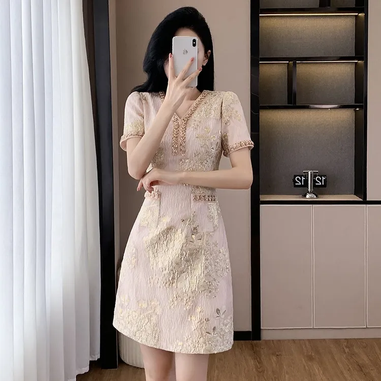轻奢高端短款中式连衣裙2025夏季简约V领提花连衣裙时尚遮肉短裙