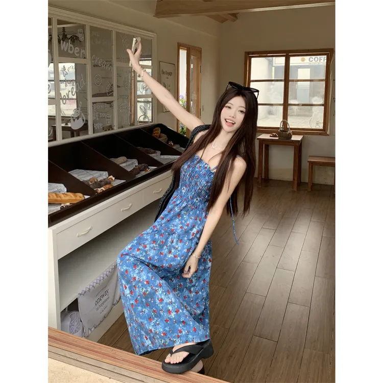 裙子爱豆+度假风蓝色碎花吊带连衣裙女长款设计感长裙收腰显瘦
