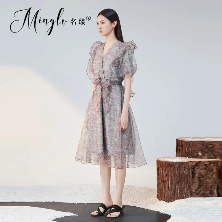 名缕轻奢女装时尚百搭高级感夏装V领碎花裙收腰高档风泡泡袖连衣
