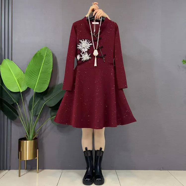 新年刺绣立体花朵新中式盘扣新款胖mm高级感亮闪闪洋气遮肉连衣裙