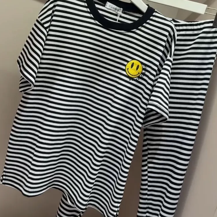休闲减龄刺绣笑脸黑白条纹家居服套装