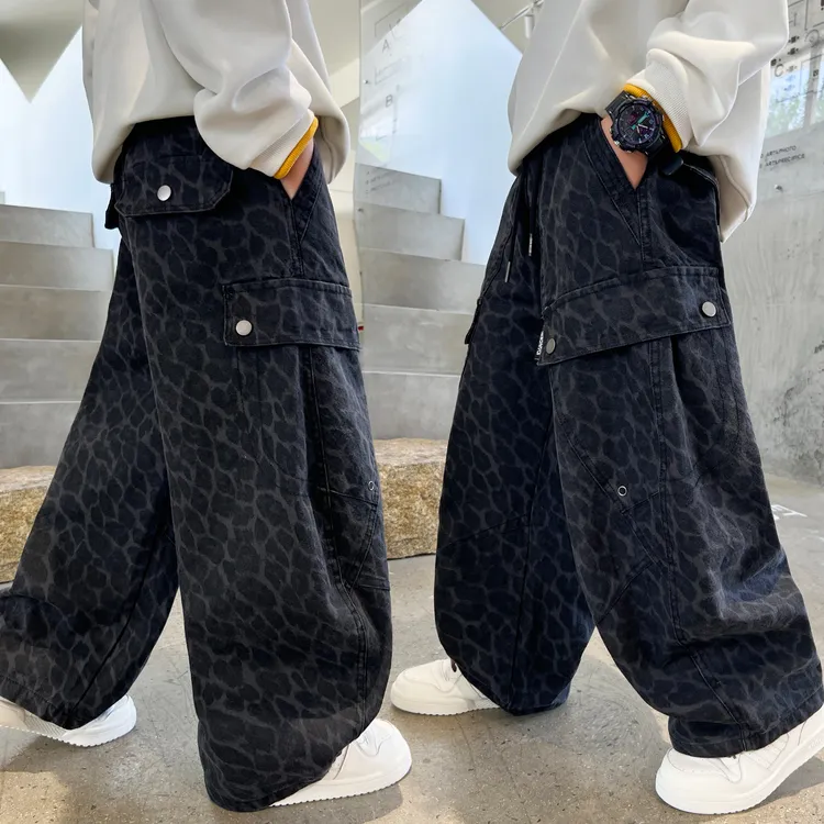 男童韩版潮酷工装裤豹纹牛仔裤2025新款中大童男孩宽松痞帅阔腿裤