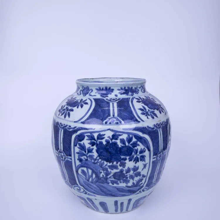 青花万字开窗花果图大罐