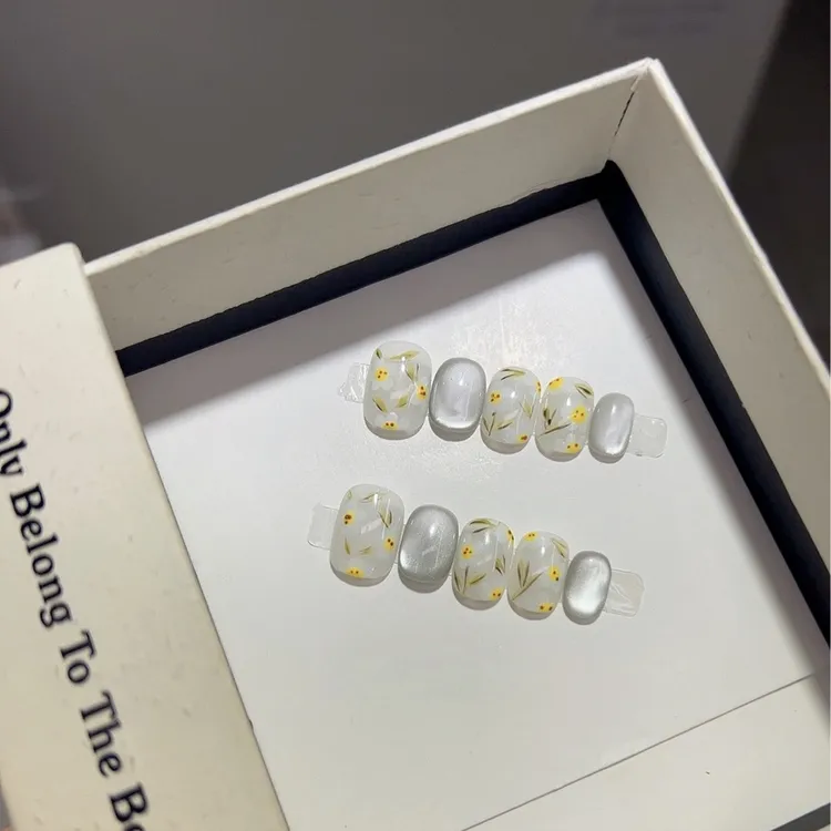 高级感显白短款蝴蝶轻奢裸色气质学生小众猫眼穿戴甲