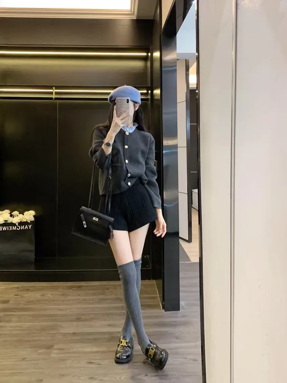 韩系设计感拼接时尚刺绣针织衫女2025秋冬新款高腰短裤两件套装